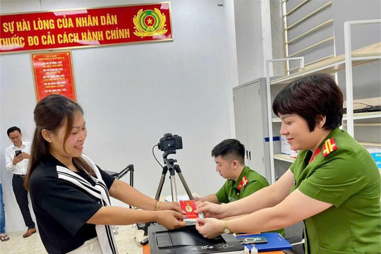 Công an phường Yên Sở đẩy mạnh cấp thẻ đảng viên điện tử trên nền tảng dữ liệu dân cư quốc gia