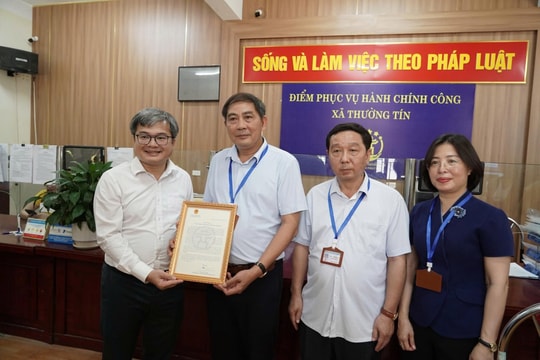 Lãnh đạo thành phố Hà Nội trao thư cảm ơn xã Thường Tín vì thành tích trong thực hiện mô hình chính quyền hai cấp