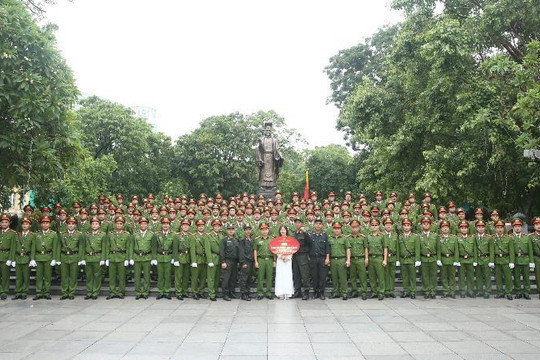 Gần 3.000 cán bộ chiến sĩ Công an Thủ đô tham gia duyệt đội ngũ và diễu hành tại ngày hội Vì Thủ đô bình yên