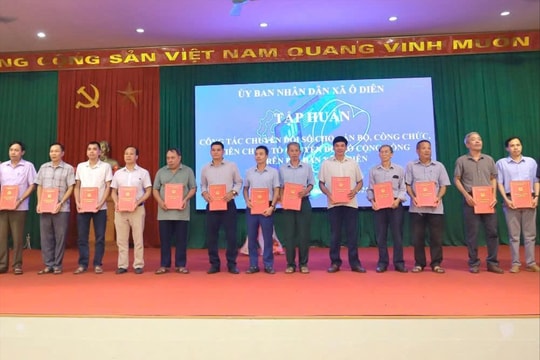 Xã Ô Diên trao quyết định thành lập 59 tổ chuyển đổi số cộng đồng