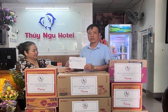 Trao hỗ trợ người bị ảnh hưởng mưa lũ ở Điện Biên.