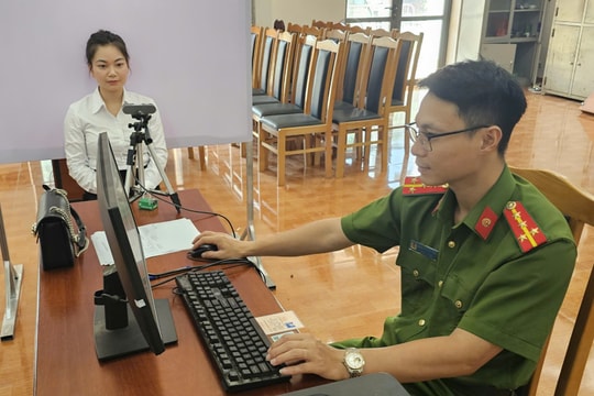 Công an xã Thiên Lộc tham gia cấp đổi hơn 2.200 thẻ đảng viên