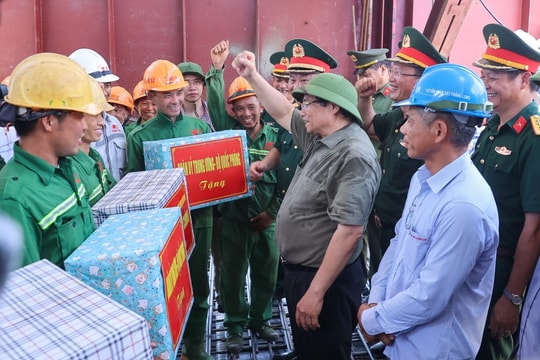 Thủ tướng kiểm tra tiến độ cầu Phong Châu, chỉ đạo triển khai tuyến cao tốc mới tại Phú Thọ
