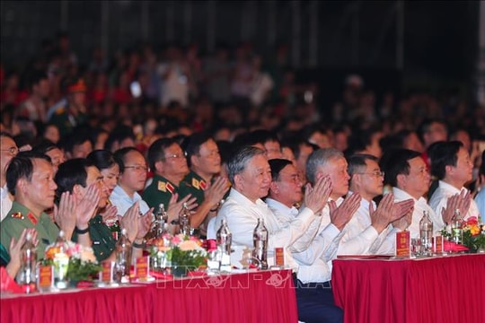 Tổng Bí thư Tô Lâm dự chương trình chính luận nghệ thuật “Dưới cờ vinh quang”