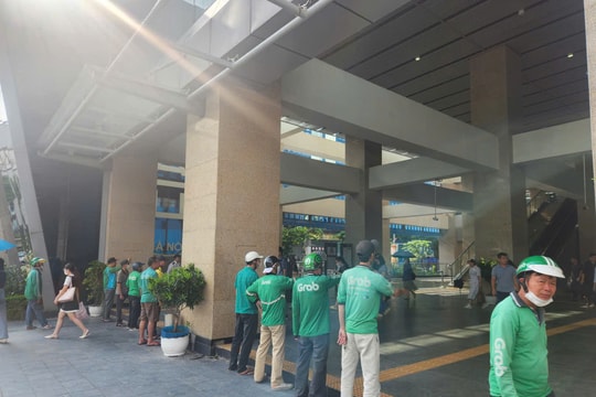 Xe ôm đón khách lộn xộn tại ga Cát Linh