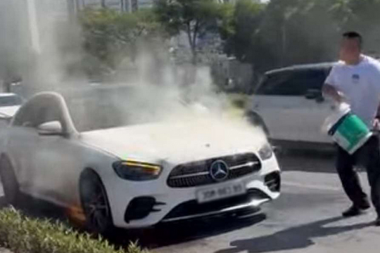 Hà Nội: Mercedes bốc cháy trên đường Xuân Tảo, người dân kịp thời dập lửa