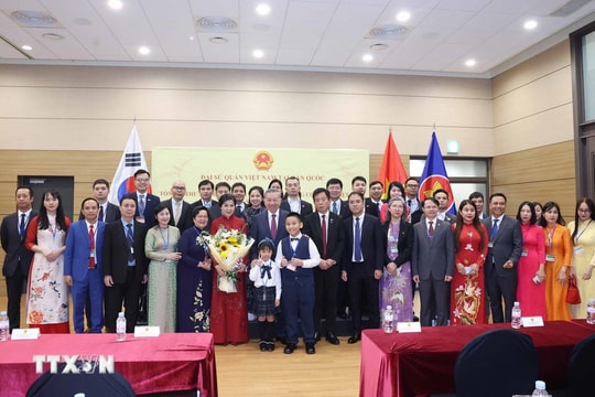 Tổng Bí thư Tô Lâm gặp gỡ cán bộ, nhân viên Đại sứ quán và cộng đồng người Việt Nam tại Hàn Quốc