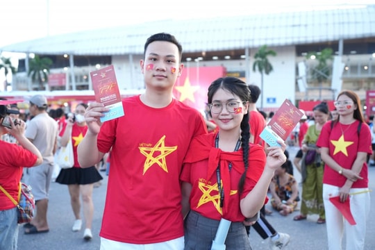 Cờ Tổ quốc nhuộm đỏ sân Mỹ Đình, sẵn sàng "bùng nổ" với "Tổ quốc trong tim"