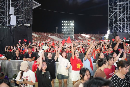 "Tổ quốc trong tim": 80 nghệ sĩ cùng 50.000 khán giả thắp lên ngọn lửa tự hào dân tộc