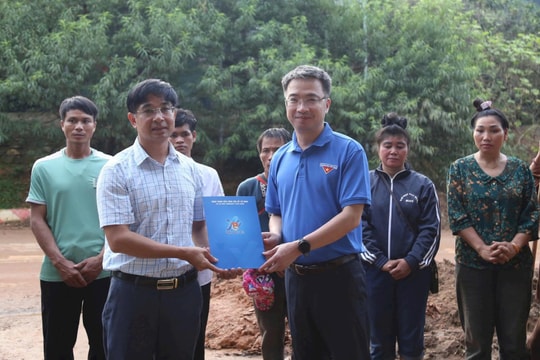 Trung ương Đoàn thăm, tặng quà người dân bị thiệt hại bởi bão lũ tại Sơn La