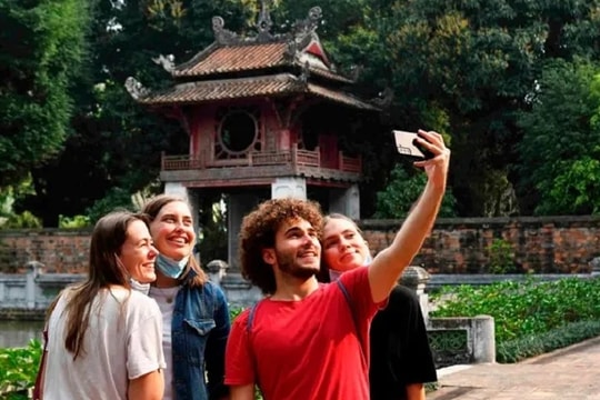 Từ 15-8-2025, miễn thị thực cho công dân 12 nước vào Việt Nam du lịch