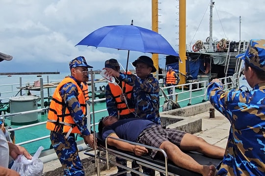 Cấp cứu kịp thời ngư dân bị nạn trên biển Trường Sa