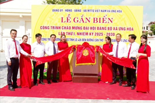 Xã Ứng Hòa gắn biển công trình c hào mừng Đại hội Đảng bộ các cấp