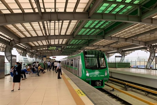Hà Nội Metro lên tiếng về thông tin “cấm mang xe điện, xe gắn pin lên tàu”