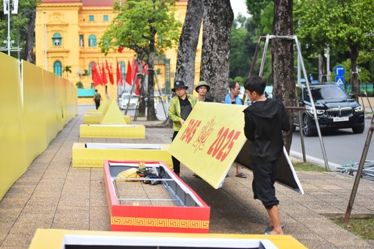 Khẩn trương lắp đặt, chỉnh trang đô thị đón ngày lễ lớn