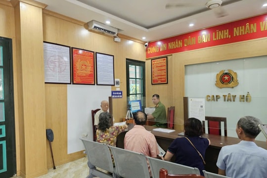 Hà Nội Công an phường Tây Hồ tăng tốc đổi thẻ đảng viên