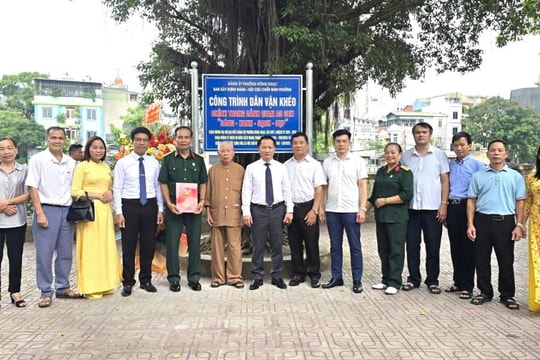 Phường Đông Ngạc gắn biển công trình dân vận khéo Ao Sen: Sáng - Xanh - Sạch - Đẹp
