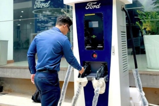 Ford Việt Nam lắp đặt hệ thống trạm sạc xe điện tại đại lý