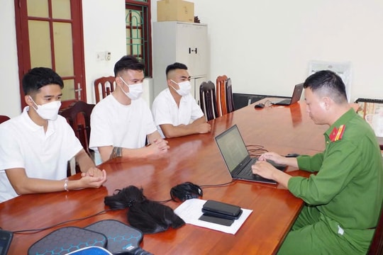Triệu tập 3 nam thanh niên dàn dựng clip "nóng" để "câu like" trên mạng xã hội
