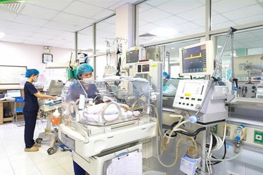 Bé sơ sinh tử vong sau 2 ngày vì gia đình "chọn ngày giờ đẹp” sinh mổ