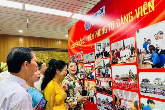 Phường Đống Đa khai mạc triển lãm "Chuyển đổi số - Tiên phong từ đảng viên”