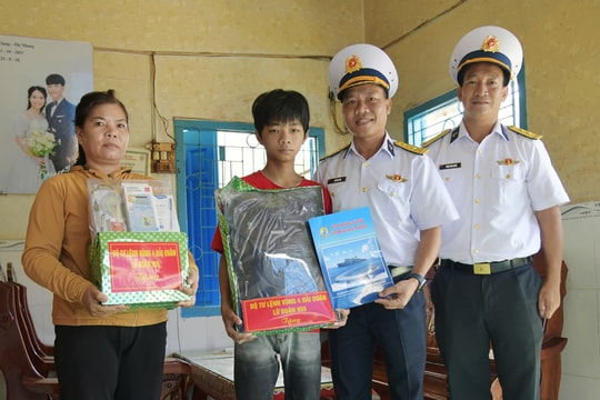 Bộ đội Hải quân tặng quà con em ngư dân nghèo trước thềm năm học mới