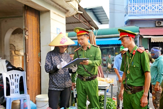 Xã Đoài Phương ra quân tuyên truyền bảo đảm trật tự công cộng, vệ sinh môi trường