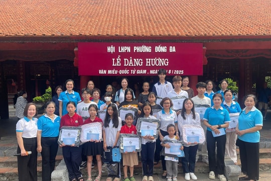 Hà Nội Phụ nữ Đống Đa trao quà tặng trẻ em có hoàn cảnh khó khăn