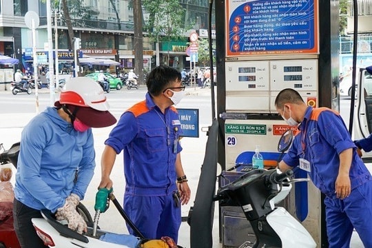 Giá xăng RON95-III xuống dưới 20.000 đồng mỗi lít