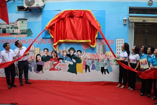Phường Việt Hưng (Hà Nội) Ra mắt 2 mô hình đoạn đường bích họa chào mừng Đại hội