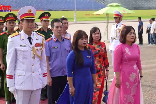 Cảm xúc dâng trào của tuổi trẻ Ô Chợ Dừa khi viếng Lăng Bác