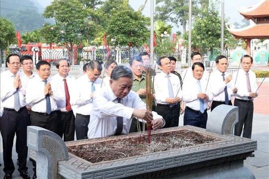 Tổng Bí thư Tô Lâm dâng hương tại Khu tưởng niệm các vị tiền bối cách mạng tại Tuyên Quang