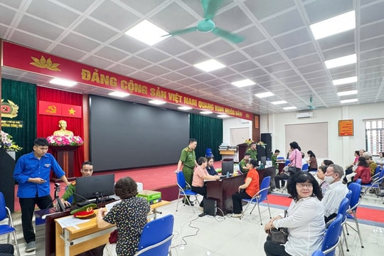 Công an Hà Nội đến tận nhà, giường bệnh hỗ trợ dân đổi thẻ đảng viên