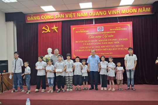 Tặng quà người khuyết tật, trẻ mồ côi có hoàn cảnh khó khăn