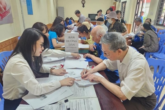 Hà Nội thí điểm chi trả an sinh xã hội không dùng tiền mặt