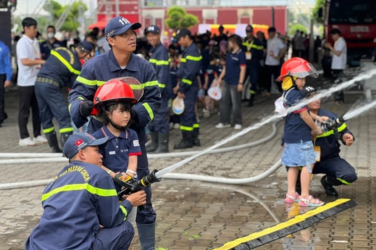 TP Hồ Chí Minh: Người dân hào hứng tham gia trải nghiệm chữa cháy, cứu nạn