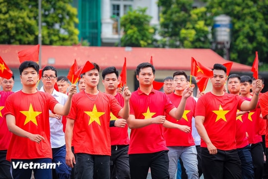 Những nhà báo cùng bước chân kiêu hãnh tiến về đại lễ