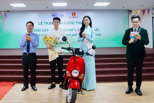 Trao giải Cuộc thi viết "Sống đẹp - Sống xanh"