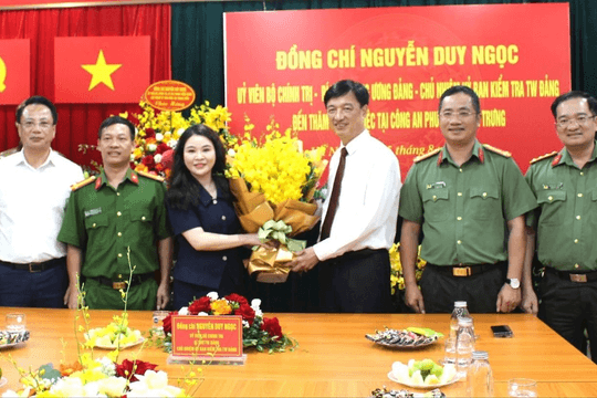 Chủ nhiệm Ủy ban Kiểm tra Trung ương Nguyễn Duy Ngọc thăm, chúc mừng Công an phường Hai Bà Trưng