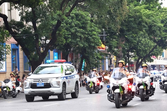 Phân luồng giao thông phục vụ chương trình "Tự hào người Việt Nam" tại Hà Nội
