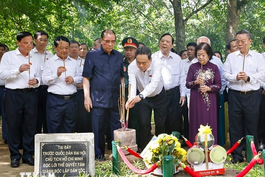 Chủ tịch Quốc hội Trần Thanh Mẫn dâng hương tưởng niệm các bậc tiền bối cách mạng tại Tuyên Quang