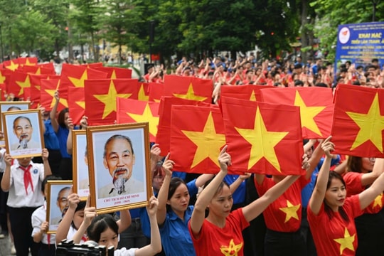Lễ chào cờ \"Tôi yêu Tổ quốc tôi\": Bản hòa ca của lòng yêu nước
