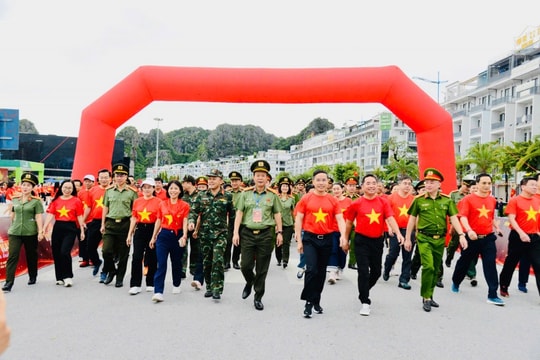 Quảng Ninh: 30.000 người cùng góp "1 tỷ bước chân tiến vào kỷ nguyên mới"