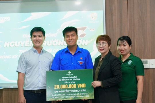 Tập đoàn Trường Tươi trao học bổng cho thủ khoa khối C00