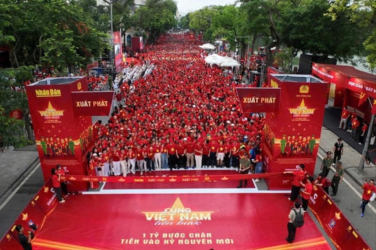 Hơn 1 triệu người đồng thanh hát Quốc ca và đi bộ “Cùng Việt Nam tiến bước”