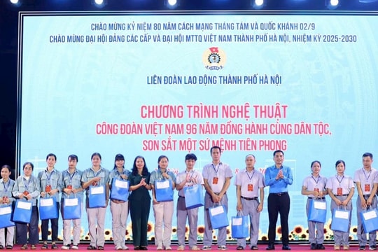 Công đoàn hỗ trợ 80 trường hợp khó khăn tại chương trình nghệ thuật phục vụ công nhân lao động
