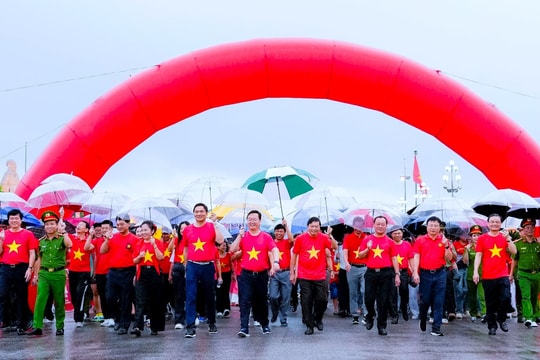 Nghệ An: Trang nghiêm, tự hào chương trình "Cùng Việt Nam tiến bước"