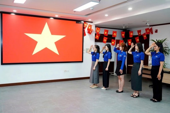 Tuổi trẻ Cầu Giấy "viral" tinh thần yêu nước với lễ chào cờ đặc biệt