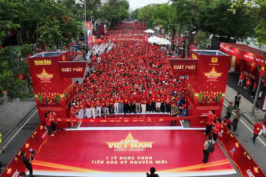 Hơn 1 triệu người mặc áo cờ đỏ sao vàng đồng thanh hát Quốc ca 