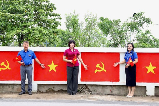 Tô thắm quê hương Hồng Vân bằng màu đỏ quốc kỳ